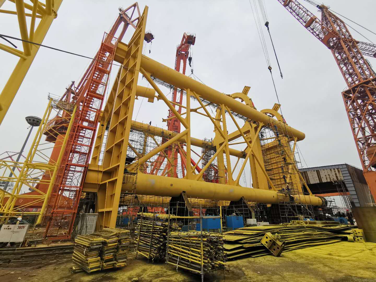 成型的明陽華西單樁穩(wěn)樁平臺主體工程.jpg
