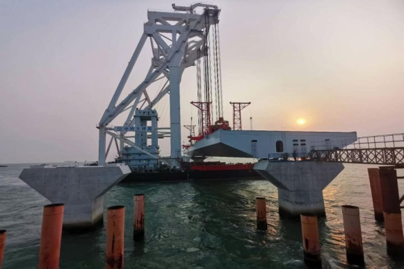 深中通道吊具順利完成首吊工作