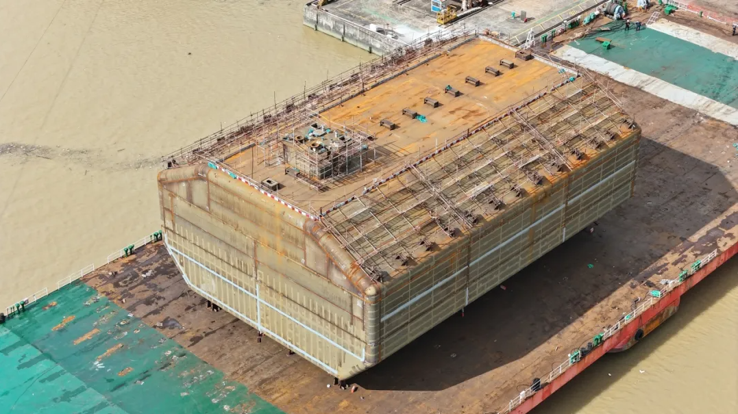 智慧與汗水鑄就里程碑——公司首個A艙完成頂升裝船發(fā)運！